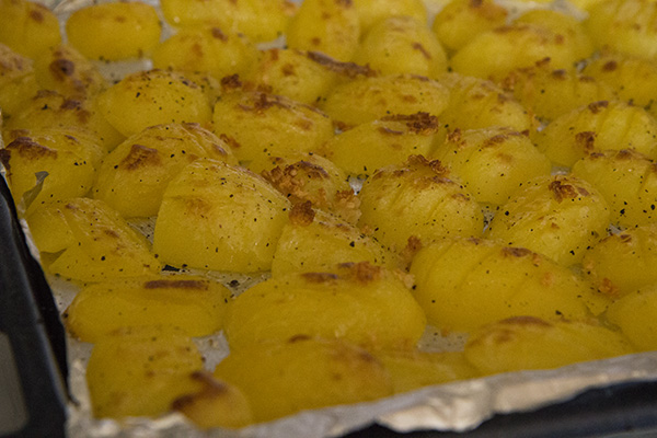 Młode ziemniaki zapiekane w piekarniku